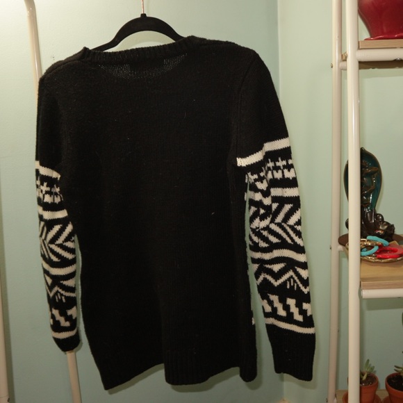 Black & White Patterned Sweater - Picture 3 of 10